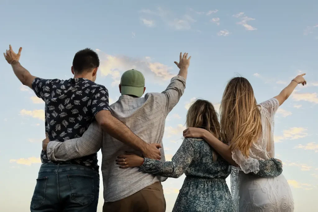 Grupo de amigos al atardecer