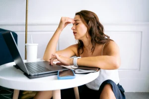 persona estresada en su mini escritorio