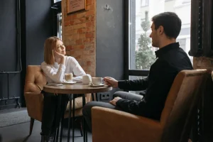Pareja tomando café en un restaurante en un entorno relajado