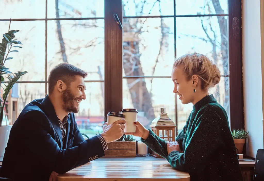 Dos personas conociéndose en una cafetería