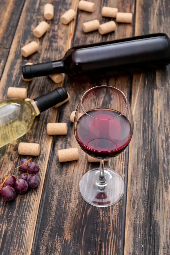 botella de vino y corchos