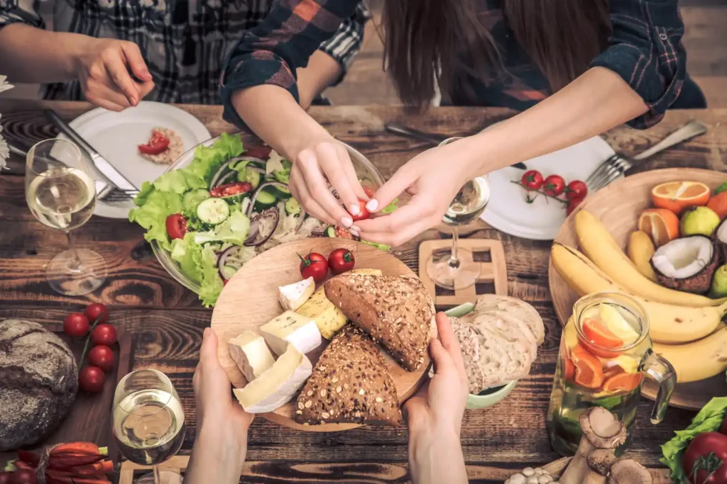 personas comiendo productos gourmet