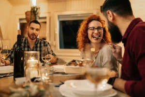 amigos compartiendo una cena entre risas