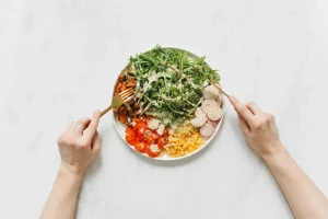 Vista cenital de un plato saludable con ensalada y vegetales