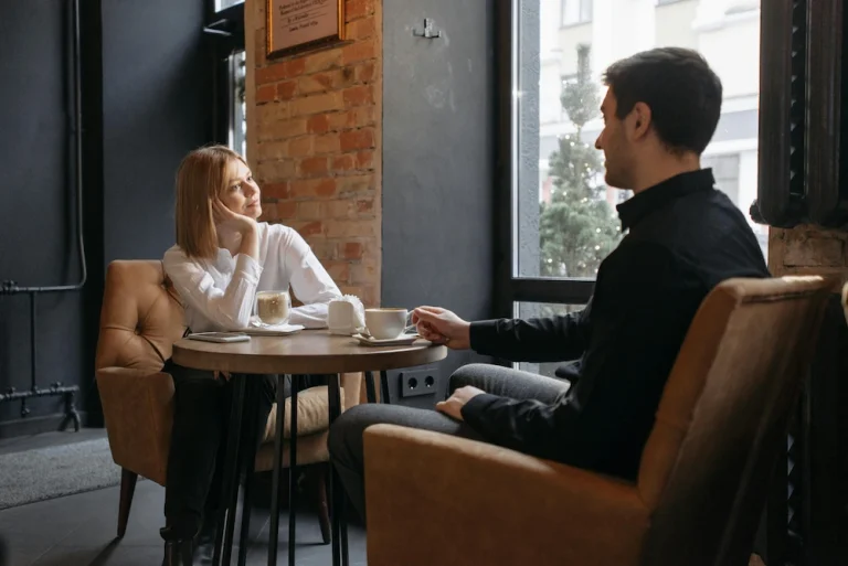 Pareja tomando café en un restaurante en un entorno relajado