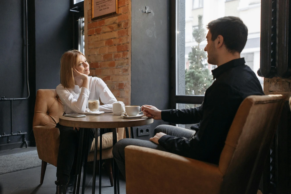 Pareja tomando café en un restaurante en un entorno relajado