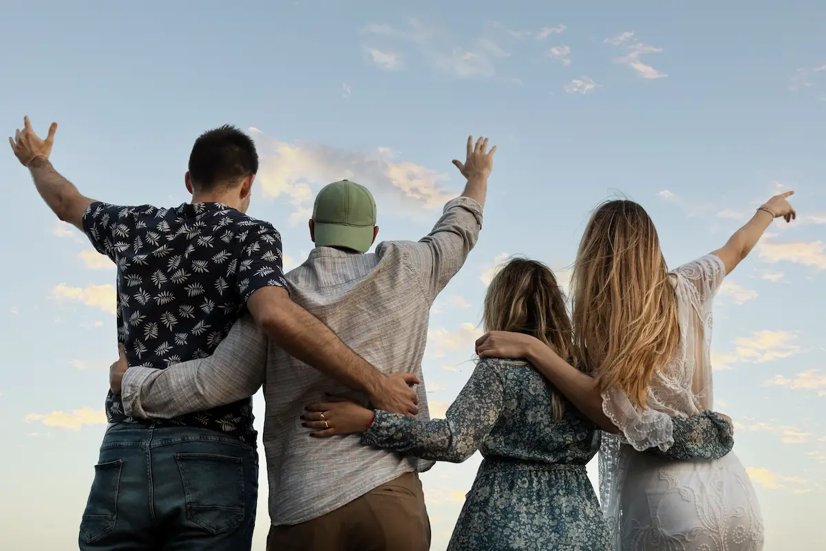 Grupo de amigos al atardecer