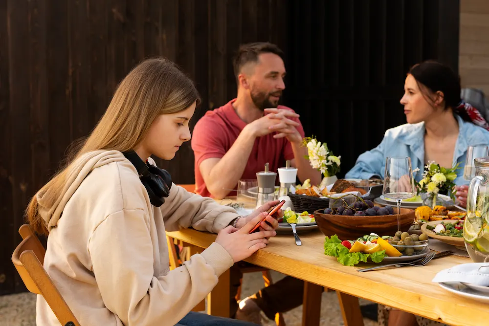 Conocer gente en una cena: ¿puede una mesa cambiar tu círculo social?