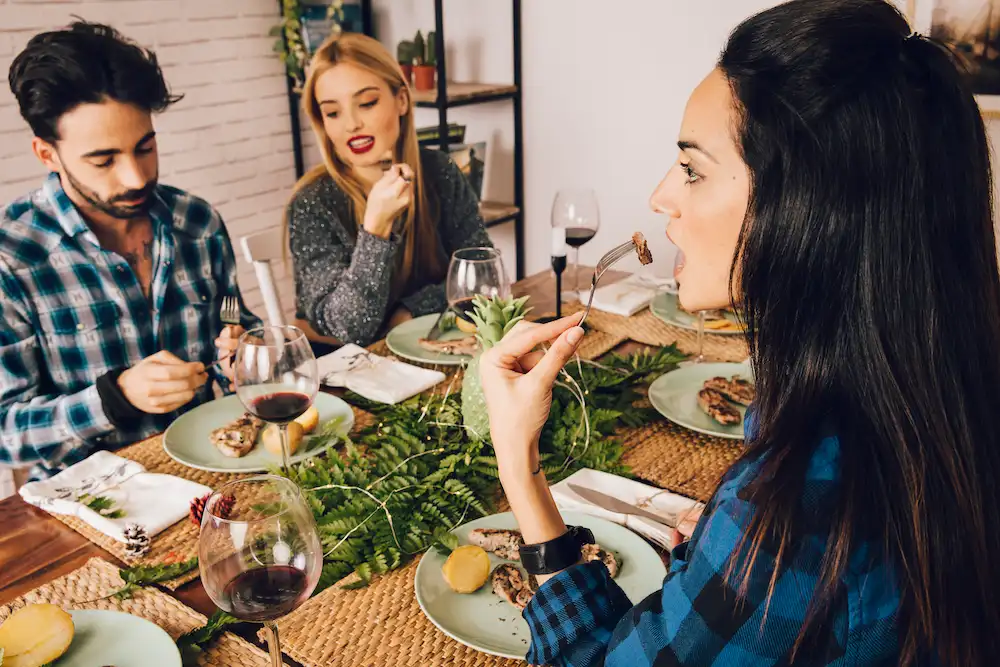 Conocer gente en una cena: ¿puede una mesa cambiar tu círculo social? 4